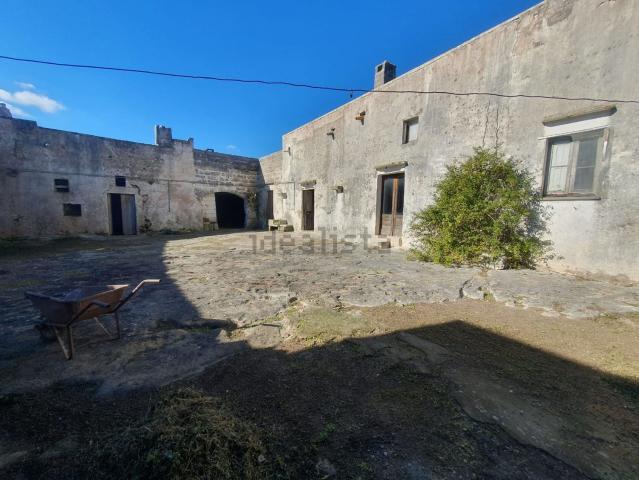 Rustici e casali in vendita di 900 m² in Via masseria berrine