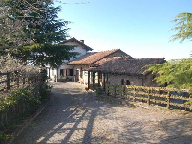 Rustici e casali in vendita di 900 m² in Via Duccio Galimberti