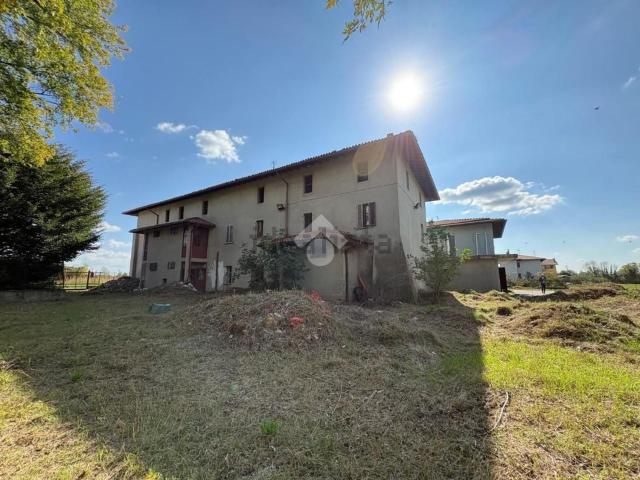 Rustici e casali in vendita di 900 m² in Via San Fermo, 77