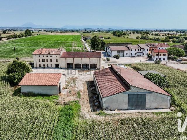 Rustici e casali in vendita di 900 m² in Via Tezze, 54