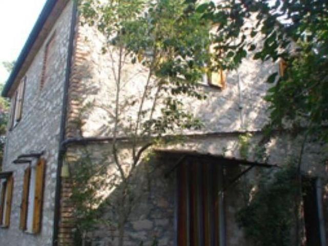 Rustici e casali in vendita di 90 m² in Frazione Sterleto, 66