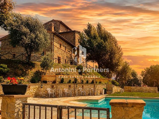 Rustici e casali in vendita di 918 m² in Frazione Montemolino
