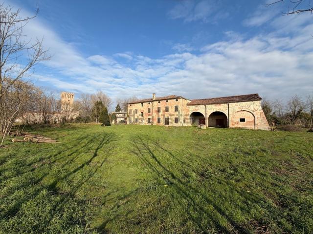 Rustici e casali in vendita di 924 m² in Via Fossona