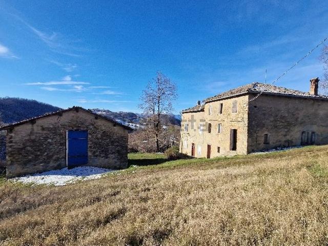 Rustici e casali in vendita di 930 m²