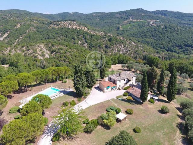 Rustici e casali in vendita di 949 m² in Via Mariano Bartolucci