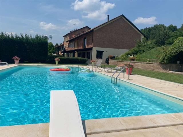 Rustici e casali in vendita di 950 m² in Via al Castello, 1