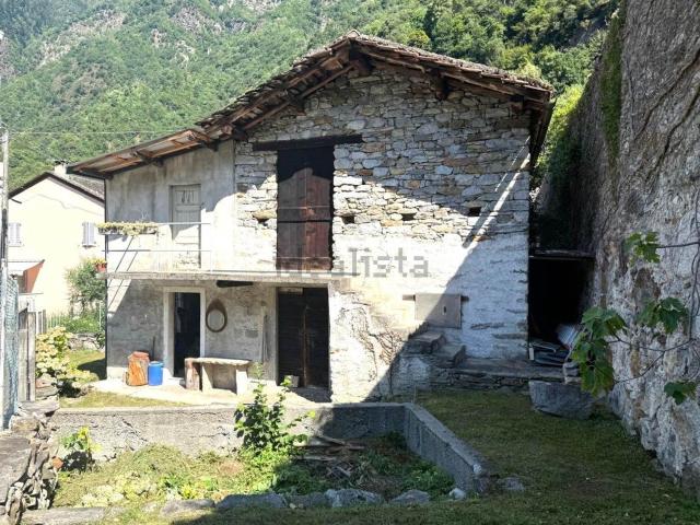 Rustici e casali in vendita di 96 m² in Via del Palazzo Vertemate