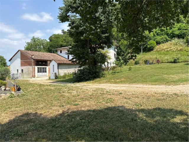Rustici e casali in vendita di 970 m² in Via Cogolla Bassa, 3