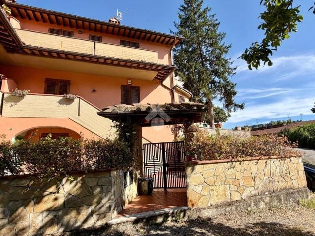 Rustici e casali in vendita di 97 m² in Via Cattani Cavalcanti, 56