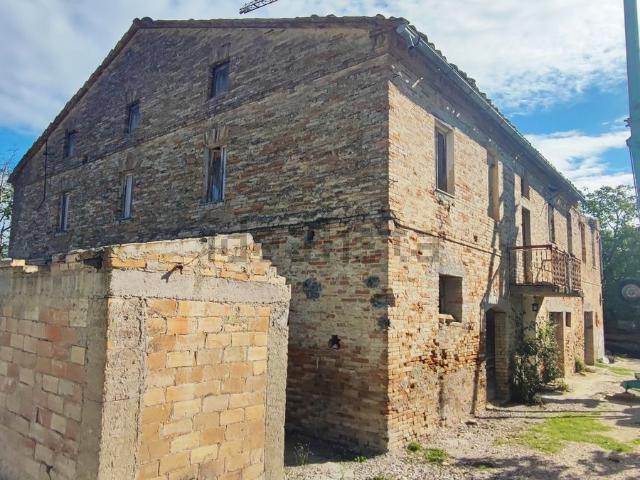 Rustici e casali in vendita di 980 m² in Contrada Croce Rossa
