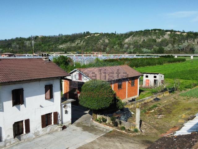 Rustici e casali in vendita di 98 m² in Strada Valle Tanaro, 29