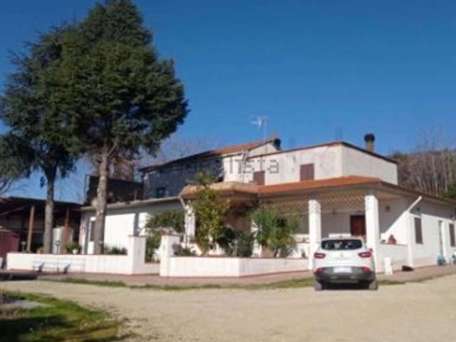 Rustici e casali in vendita di 995 m² in Contrada Ruzzo