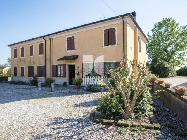 Rustici e casali in vendita di 995 m² in Via Lusardi