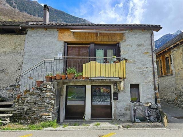 Rustico mit 2 Wohnungen 2 und 3 Zimmer mit Terrassen und schöner Aussicht/Bel rustico di 2 appartamenti 2 e 3 locali con terrazze e bella vista