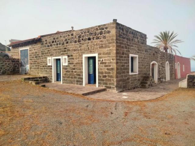Rustico / Casale di 402 m con più di 5 locali in vendita a Pantelleria