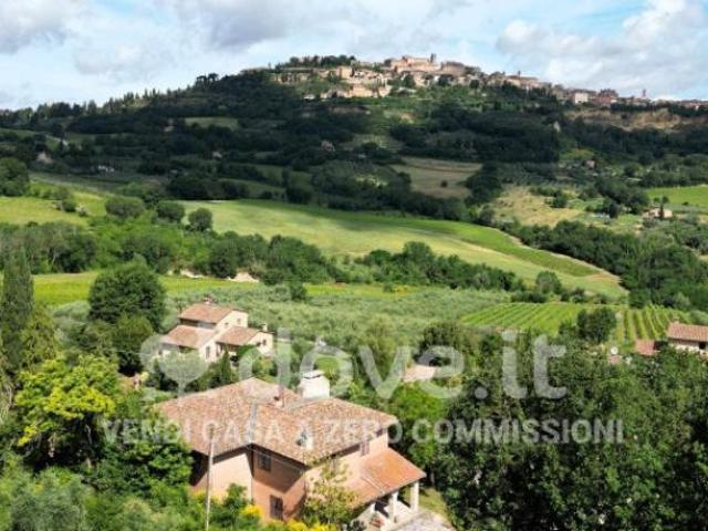 Rustico / Casale di 440 m con più di 5 locali e box auto in vendita a Montepulciano