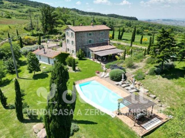 Rustico / Casale di 500 m con più di 5 locali in vendita a Pienza