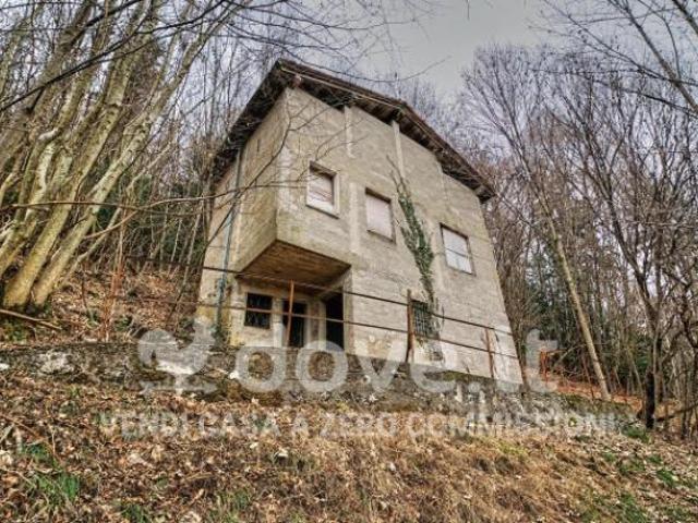 Rustico / Casale di 58 m con 4 locali in vendita a Zogno