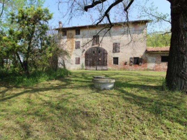Rustico / Casale di 700 m con 4 locali e box auto in vendita a Carpi