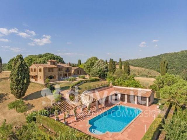 Rustico / Casale di 700 m con più di 5 locali in vendita a Pienza