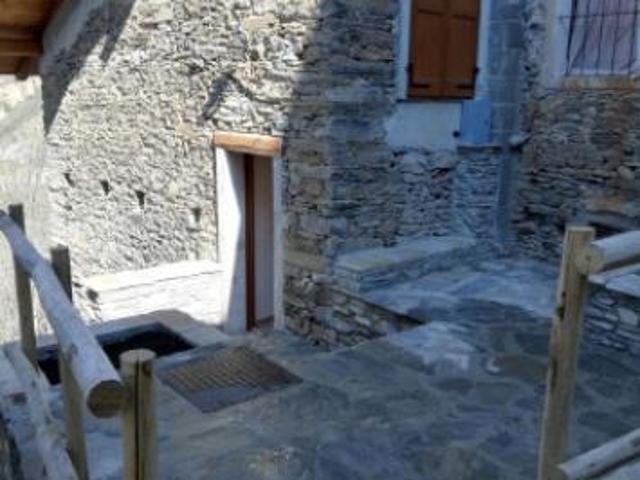 Rustico / Casale di 70 m con 2 locali in affitto a Castelmagno