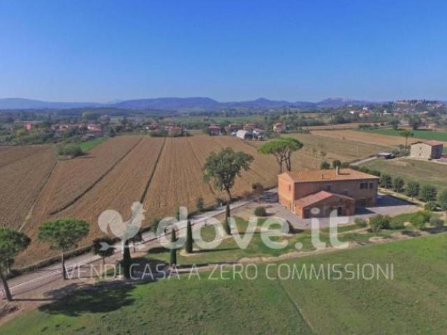 Rustico / Casale di 790 m con più di 5 locali in vendita a Montepulciano