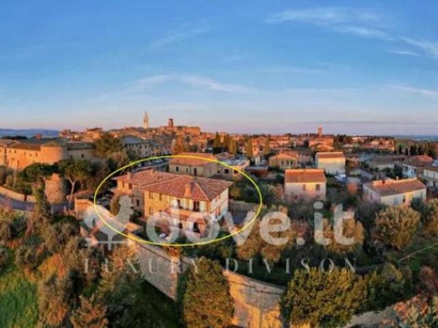 Rustico / Casale di 900 m con più di 5 locali e box auto in vendita a Pienza