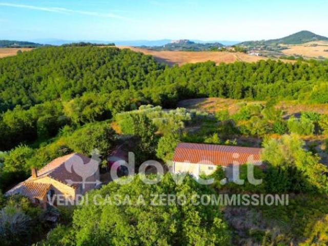 Rustico / Casale di 900 m con più di 5 locali e box auto in vendita a Pienza