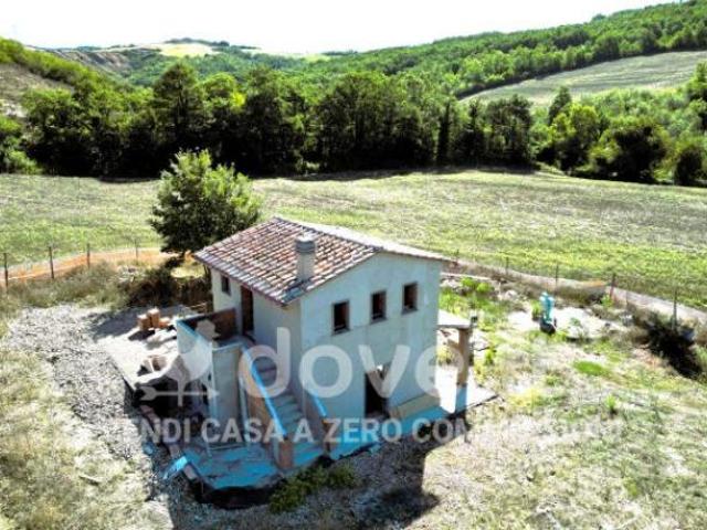 Rustico / Casale di 90 m con 4 locali e box auto in vendita a Pienza