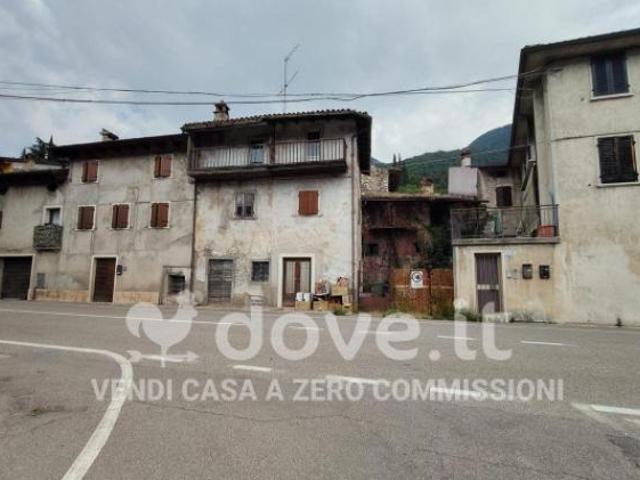 Rustico / Casale di 90 m con più di 5 locali in vendita a Dolcè [rif. DV 13882]
