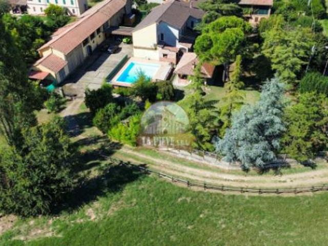 Rustico / Casale di 950 m con più di 5 locali e box auto doppio in vendita a Tortona