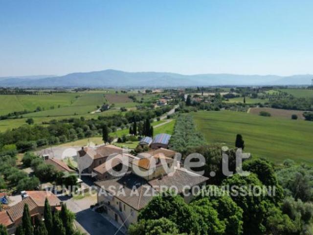 Rustico / Casale di 1000 m con più di 5 locali e box auto in vendita a Cortona