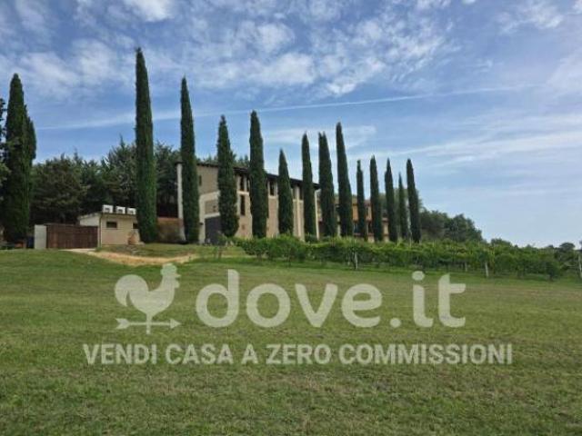 Rustico / Casale di 100 m con 3 locali in vendita a Montepulciano