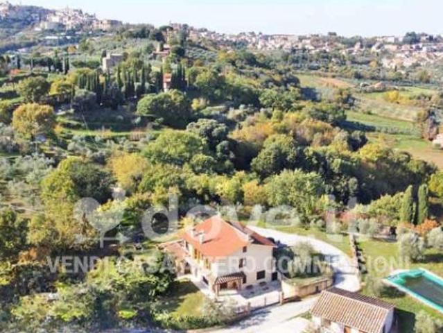 Rustico / Casale di 1050 m con più di 5 locali e posto auto in vendita a Montepulciano