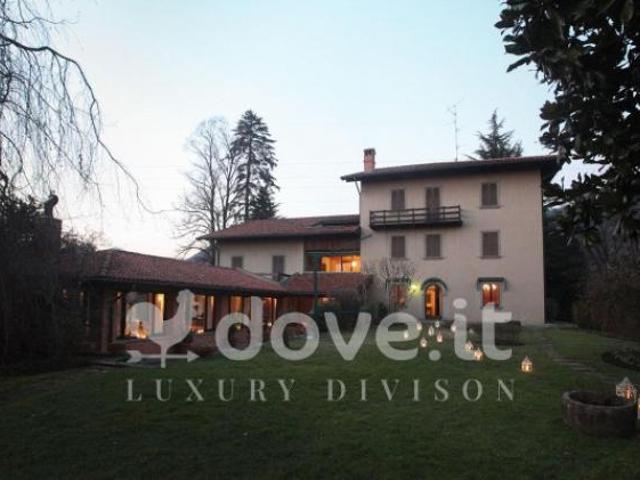 Rustico / Casale di 11000 m con più di 5 locali e box auto in vendita a Sorisole