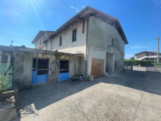 Rustico / Casale di 248 m con più di 5 locali in vendita a Urgnano