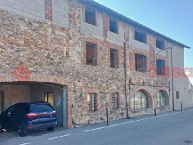 Rustico / Casale di 260 m con 5 locali e posto auto in vendita a Borgomanero