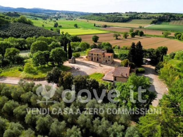 Rustico / Casale di 300 m con più di 5 locali e box auto in vendita a Montepulciano