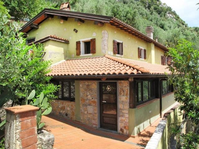 Rustico / Casale in vendita a Camaiore LU