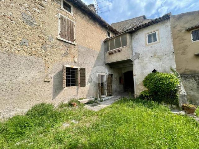 Rustico / Casale in vendita a Caprino Veronese VR