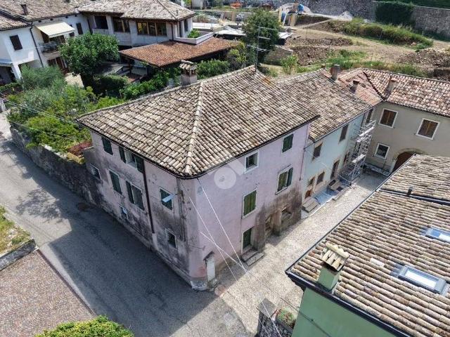 Rustico / Casale in vendita a Caprino Veronese VR