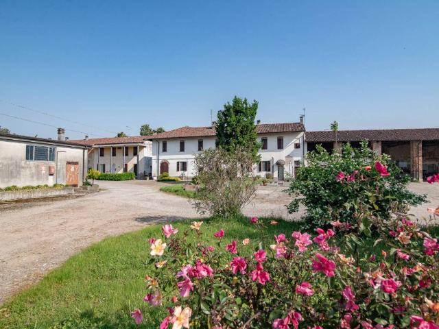 Rustico / Casale in vendita a Casalpusterlengo LO