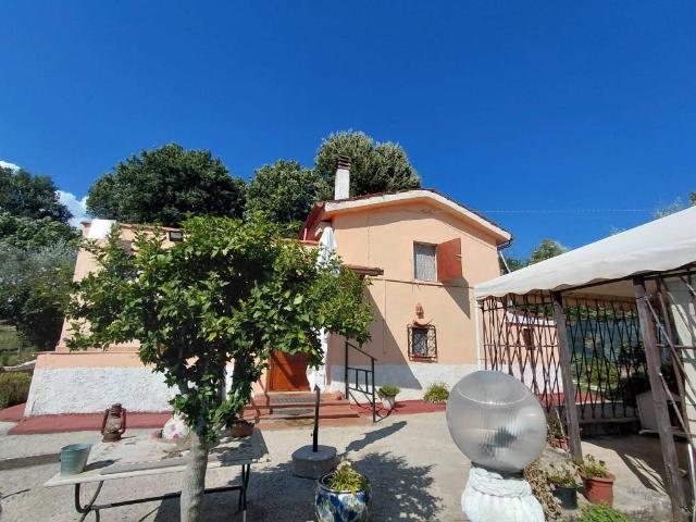 Rustico / Casale in vendita a Castelnuovo di Farfa RI
