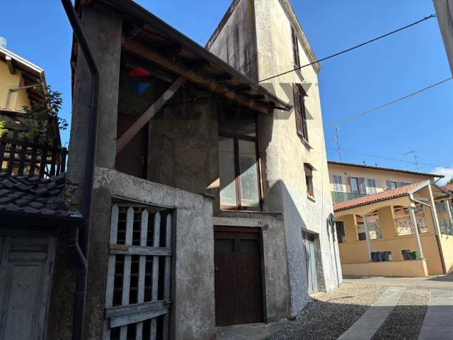 Rustico / Casale in vendita a Castronno VA