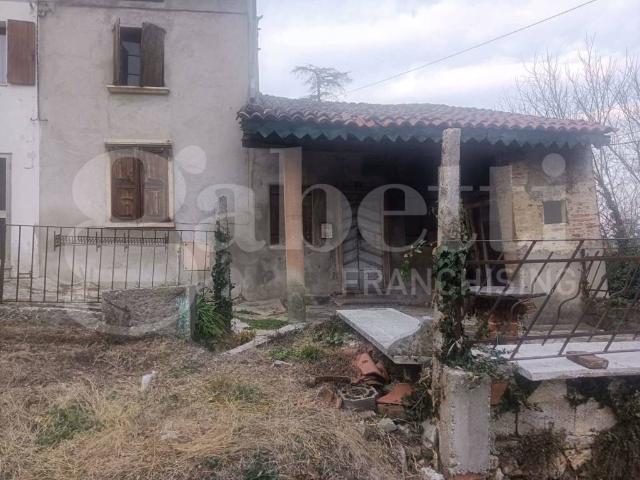 Rustico / Casale in vendita a Creazzo VI