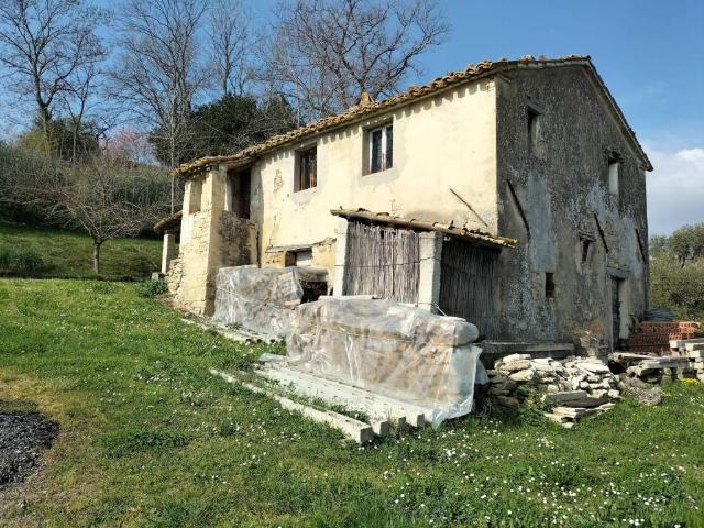 Rustico / Casale in vendita a Cupramontana AN