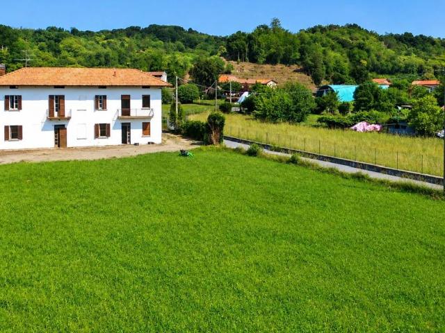 Rustico / Casale in vendita a Angera VA