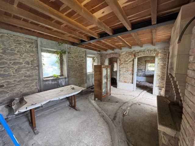 Rustico / Casale in vendita a Angera VA