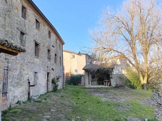Rustico / Casale in vendita a Alta Val Tidone PC