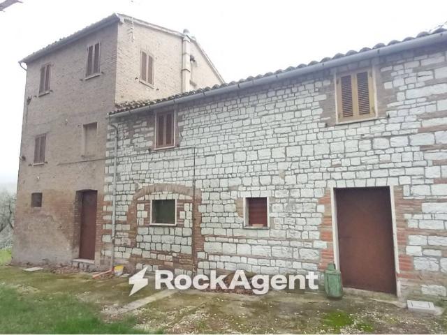 Rustico / Casale in vendita a Arcevia AN